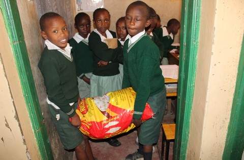 Aide alimentaire dans les écoles Massaï