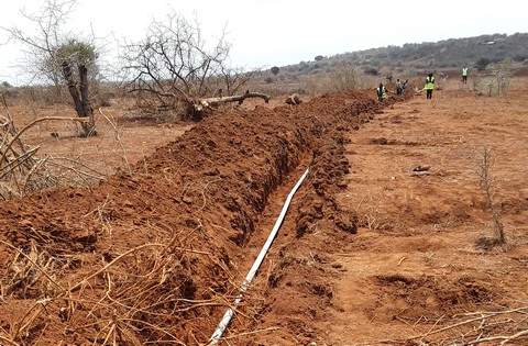 Raccordement d'une canalisation d'eau pour les Massaï
